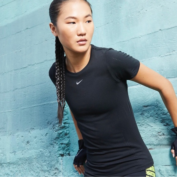 NWT NIKE Aura slim fit T-shirt - Picture 4 of 4